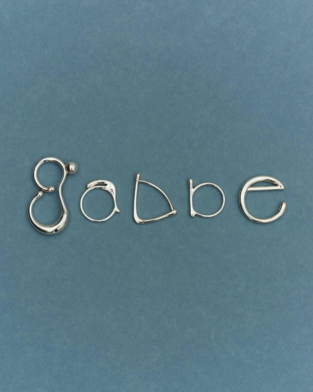 左からg ring 9号／48,400円、a ring 11号／26,400円、l ring 11号／26,400円、b ring 11号 22,000円、e ring 11号／38,500円（全てスターリングシルバー）。