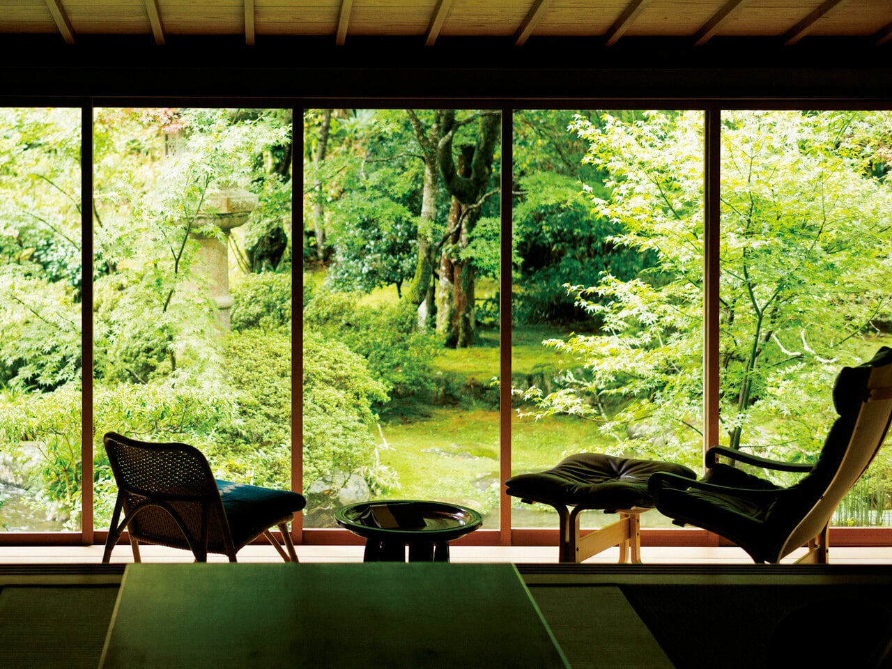 12ある客室はすべてタイプが異なり、写真は一段下がった縁側から直に眺める庭の木々と、川のせせらぎに心から癒される「萩」。