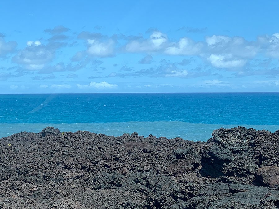 137号線の溶岩と海が映えるスポット。ヒロからアイザック・ヘイル・ビーチパークまで、青い海、緑あふれるツリートンネル、キラウエア火山の噴火による溶岩と、景観を楽しめるドライブルートが続きます。