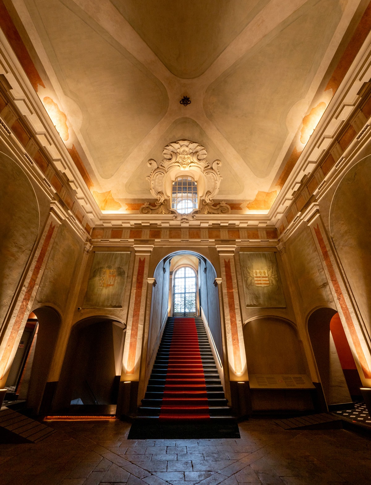 入り口をくぐるとすぐに圧倒的な偉容を誇るエントランスが。