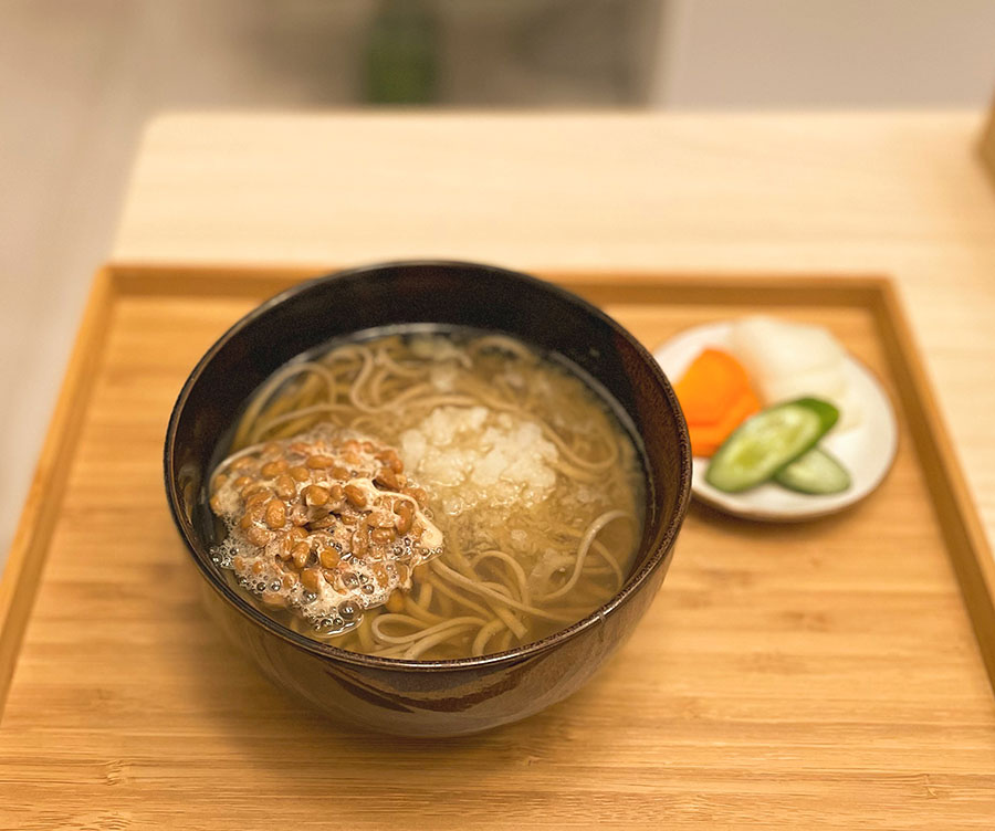 翌日の夜：納豆そば(お出汁で茹でたお蕎麦に納豆をプラス)