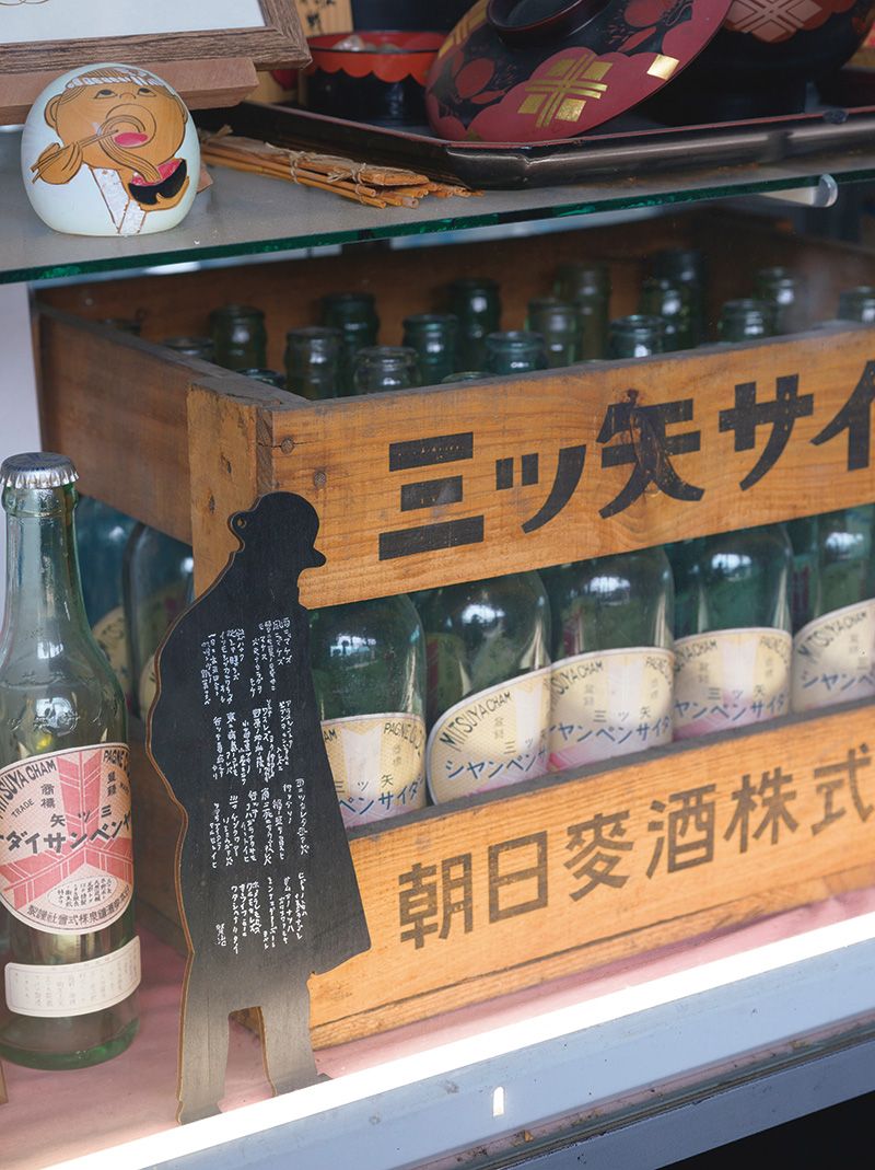 店頭には「雨ニモマケズ」が書かれた宮沢賢治のオブジェと、サイダーの木箱が。