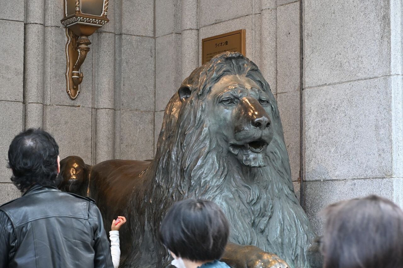 やなせたかしさんが人生で2番目に出会った日本橋三越本店のライオン像。確かに優しく見える