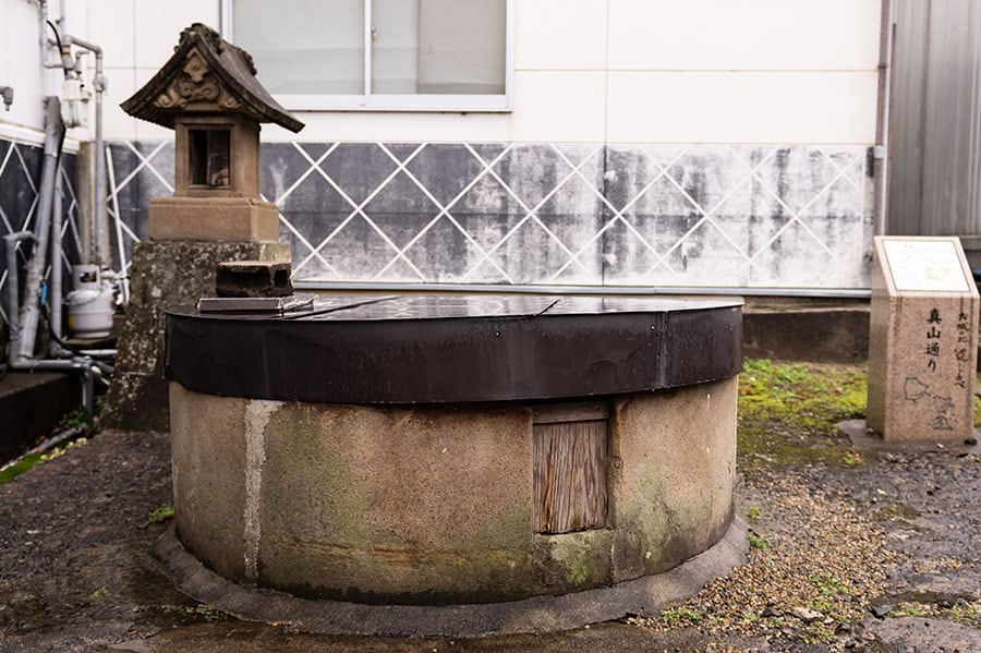 これまで水が涸れたことがなかった敷地内の「石橋の大井戸」。