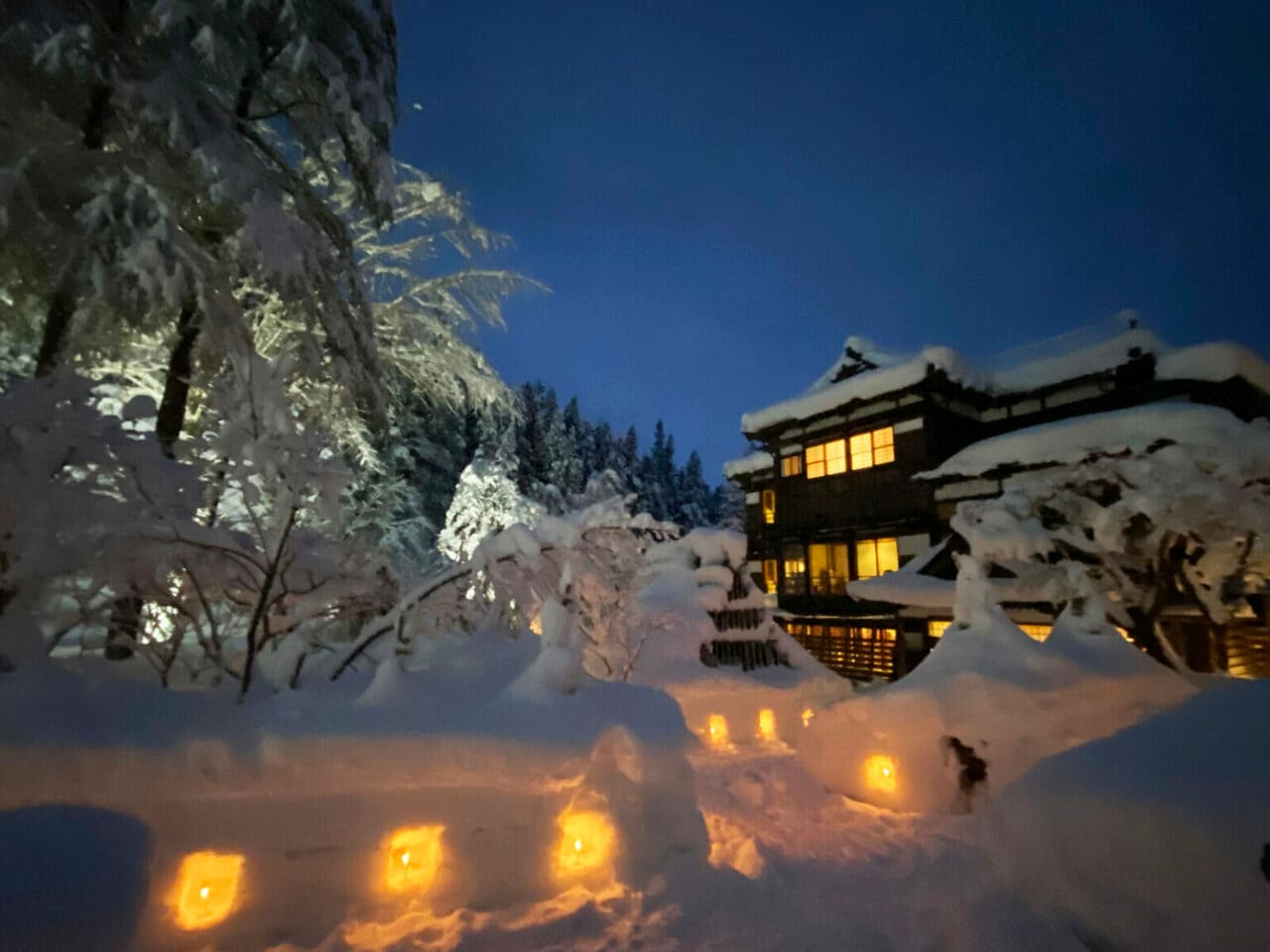2月限定の「雪灯り」豪雪地帯ならではの雪を使った演出。写真提供：嵐渓荘。