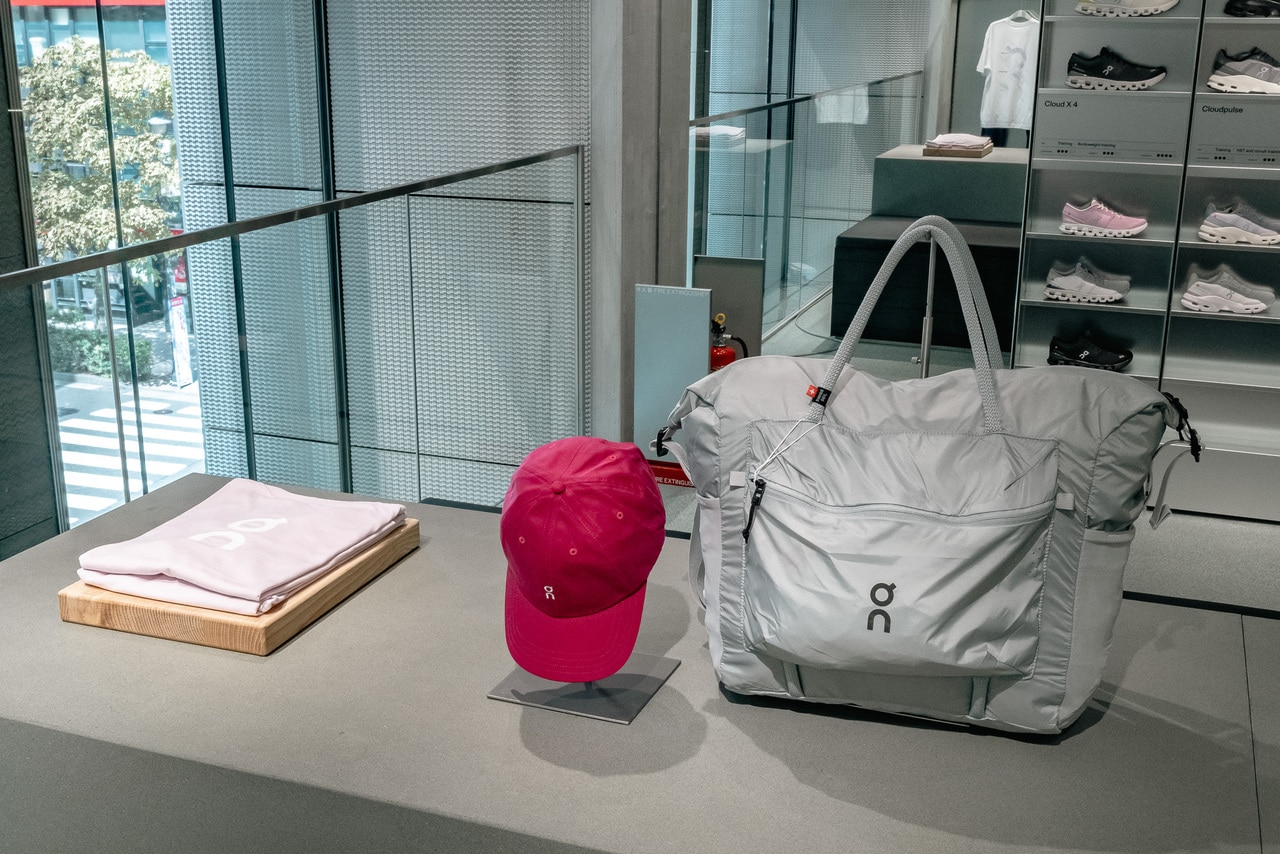 左から／「クラブT」5,830円、「オールデイキャップ」5,500円、「トラックパック 35L ライト」18,700円。