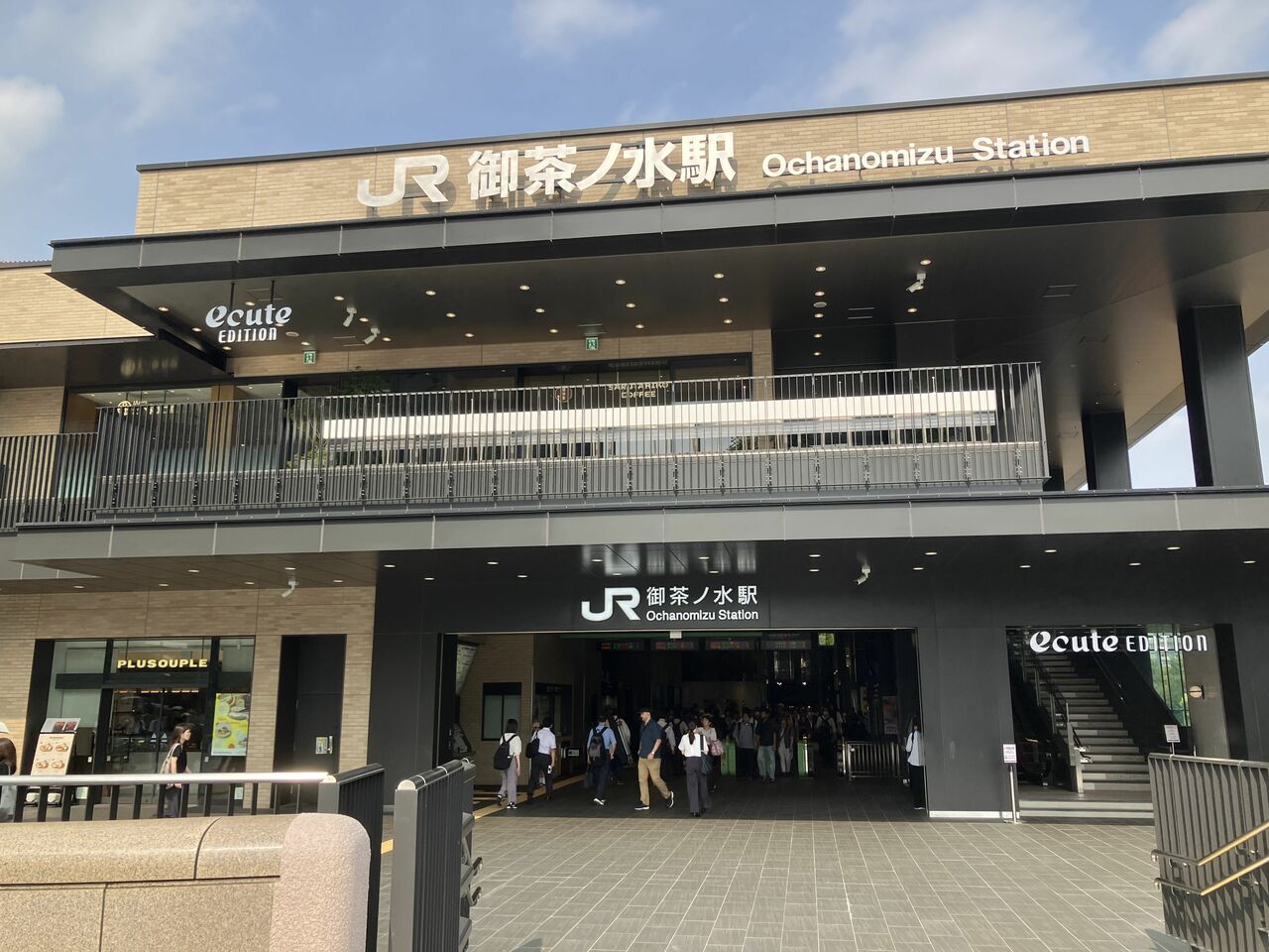 聖橋口には大きな改札口が