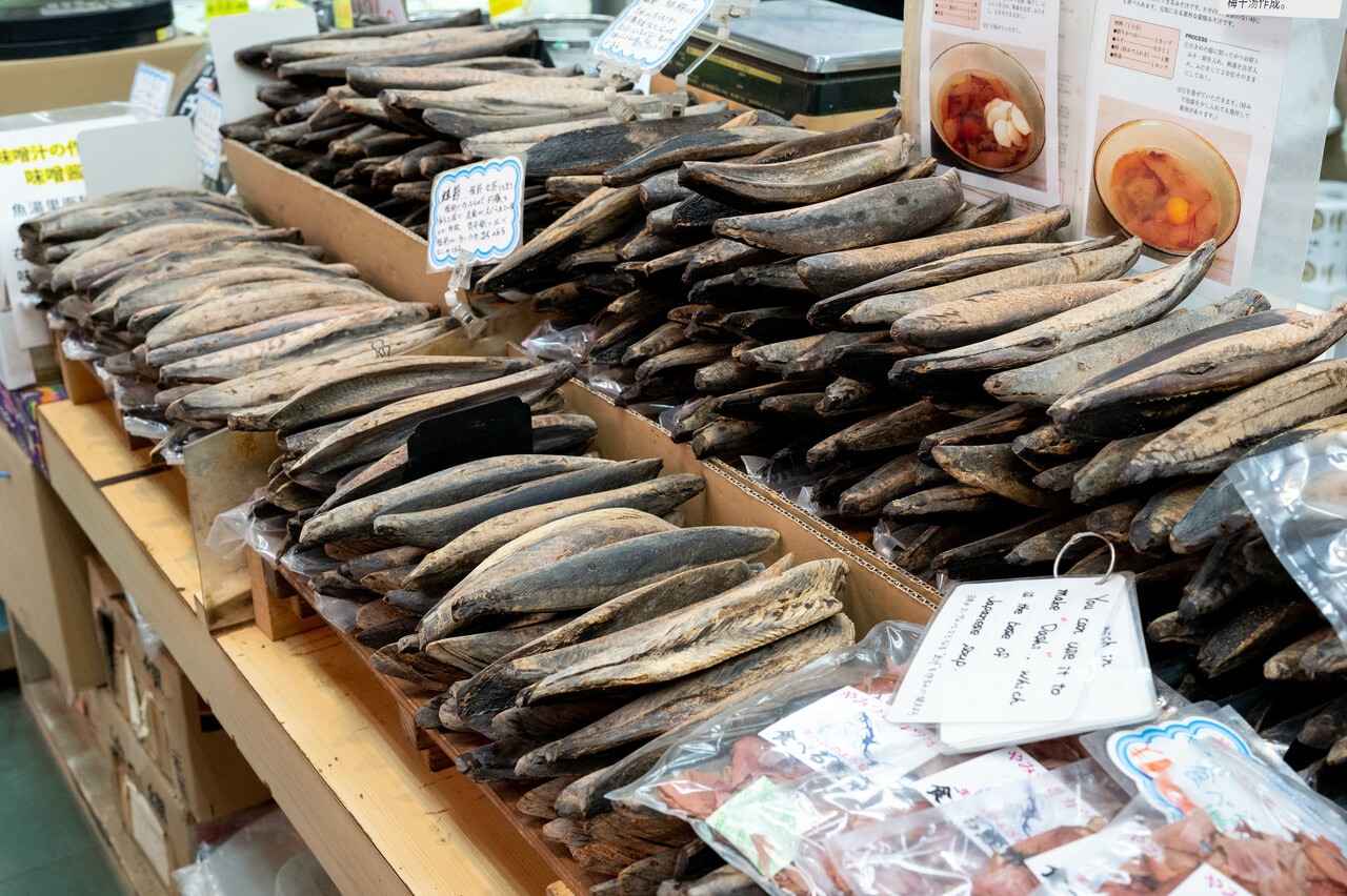 かつお節をメインにさまざまな乾物を扱う「松本商店」。公設市場の向かいにある。