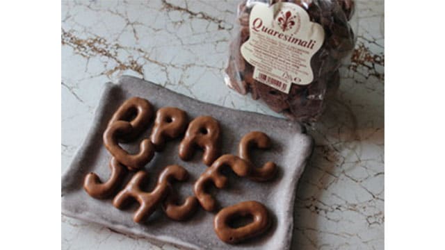 「クアレジマーリ」自体は他の地域でも作られていて、シチリアだとビスコッティ、ジェノヴァだとアーモンドクッキーの生地で作られます。アルファベットの形をしているのはフィレンツェと隣町のプラートだけ。