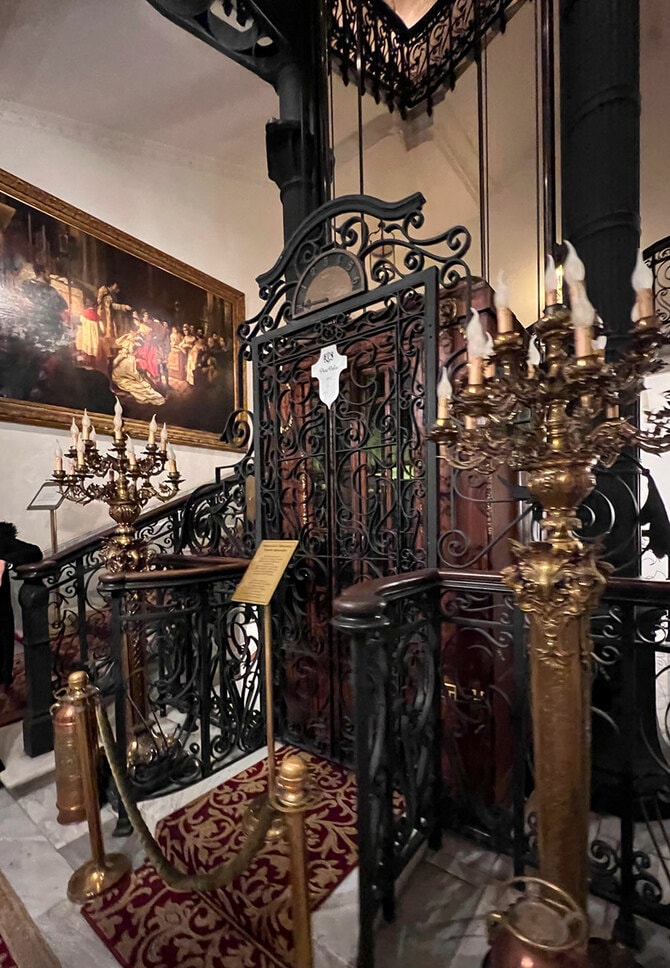 今は乗ることができないが、創業当時のエレベーターが改装後も残されている。