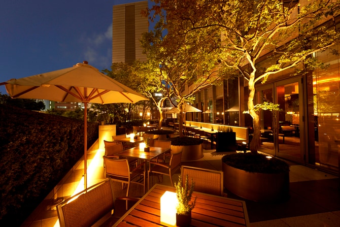 ライトが灯るフレンチキッチンのテラス席で特別な体験を。