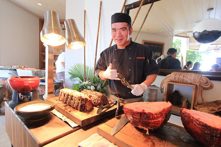 お肉のコーナー。好きな大きさにカットしてくれる。