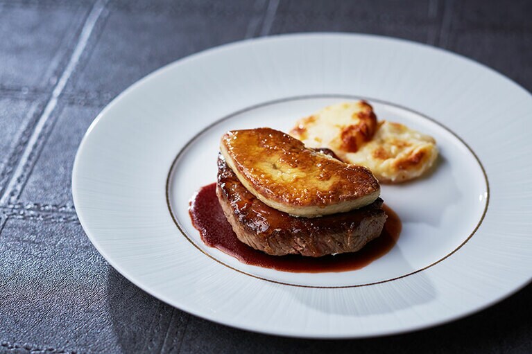 クリスマスウィークのディナー限定のスペシャリテとして、フォアグラを添えた牛フィレ肉のステーキも。