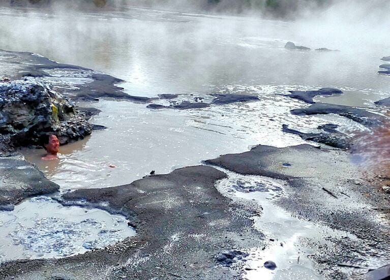池の岸を崩して底を踏み固めて入湯する
