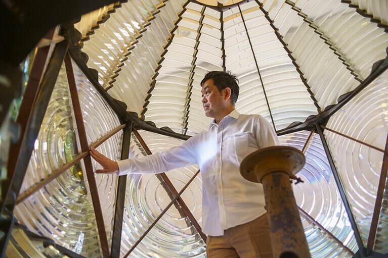 かつて使われていた初代レンズは現在灯台ビュッフェ内に飾られている。高さ約2.6メートル、内径約1.8メートル。