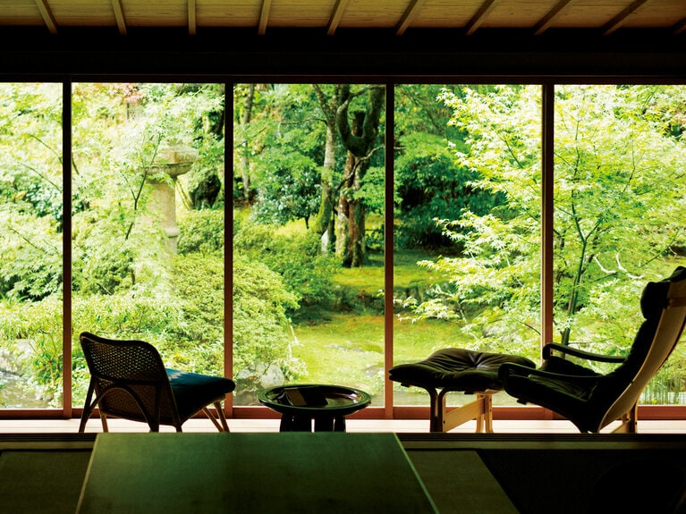 12ある客室はすべてタイプが異なり、写真は一段下がった縁側から直に眺める庭の木々と、川のせせらぎに心から癒される「萩」。