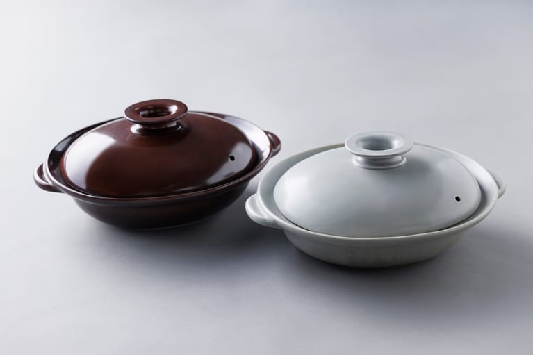 三陶のkanaeだえん土鍋　ブラウン、グレー（各1.5L）各11,000円。