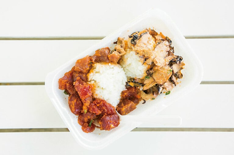 ビールに合うスモーク・タコ(右、19.99ドル／ポンド)と、チリソース入りでスパイシーなファイヤー・クラッカー・アヒ 17.99ドル／同。ライスは白米のみで、1ドル／スクープ。イートインOK。