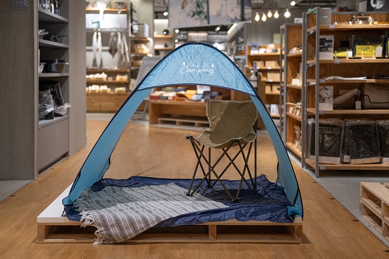 クイックエクスバンドサンシェード（ペグ4本、収納バッグ付き）。