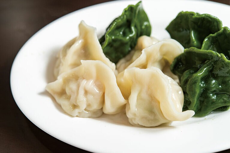 定番の招牌水餃1個6元と、ホタテの貝柱が入った干貝水餃1個8元。餃子の注文は5個～。テイクアウトも大行列。