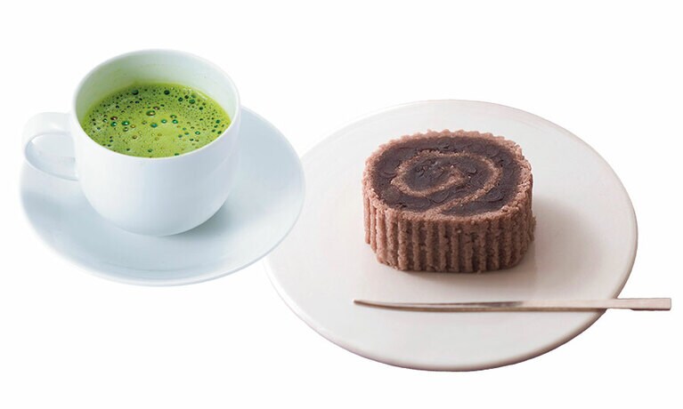 好みのホットドリンクと鶴屋吉信京観世（右）セットで700円。