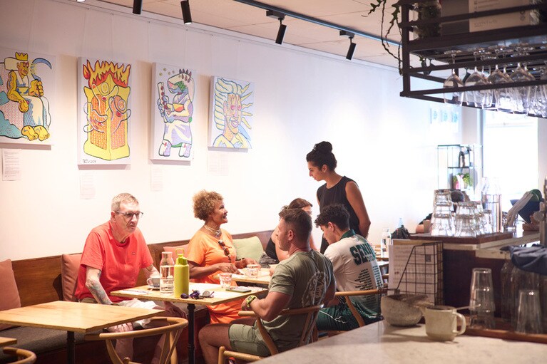 一日中活気がある。