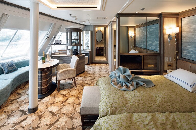 ブローバス付きバスタブを完備し、にっぽん丸バトラーによるきめ細かなサービスが用意される“オーシャンビュースイート”。