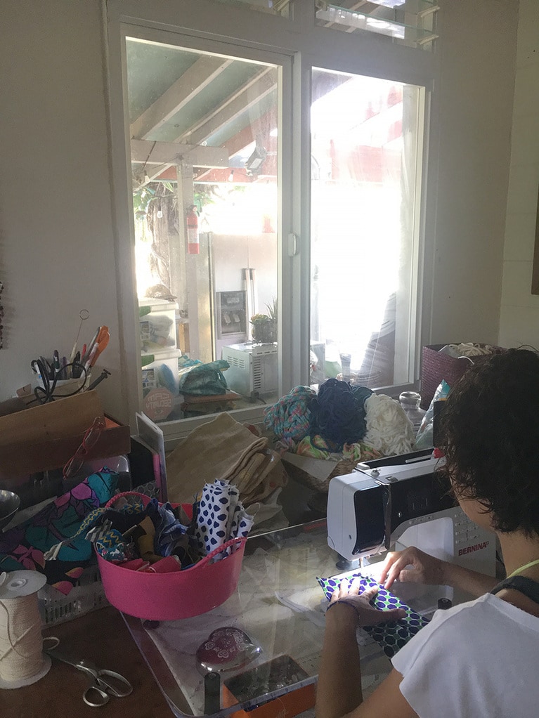 「住む場所、見える景色、その日の気候や気分で、作風が変わってくる」と言うチトさんの作業場。