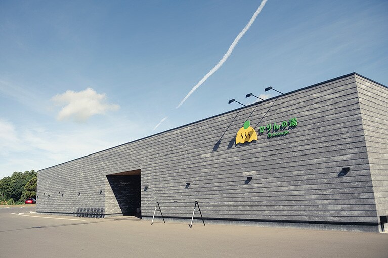 食堂や、のんびりできるスペースもある「おふろcafè かりんの湯」。日帰りで温泉だけの利用もできる。