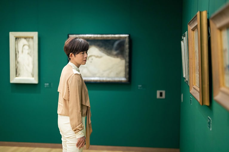 藤田嗣治は人肌色を白粉など独特の材料で表現した。裸婦像などに見入ってしまう。