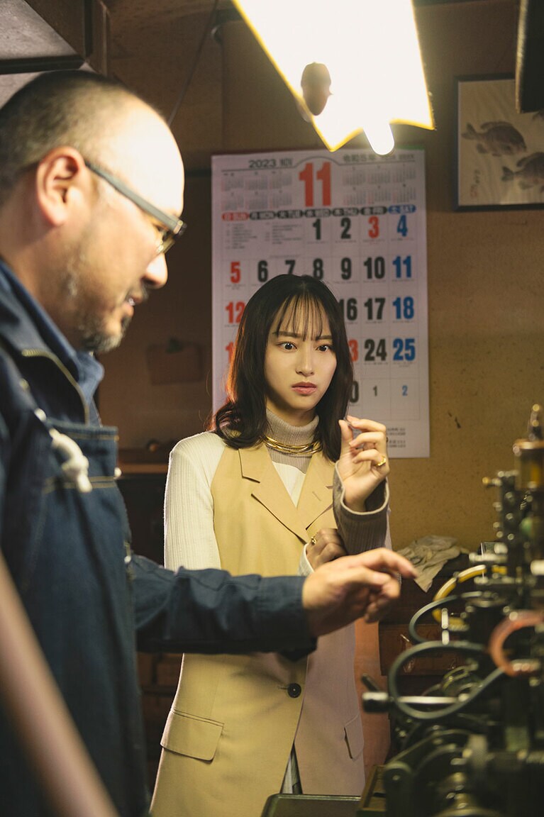 金属活字の説明をする佐々木さんと影山さん。