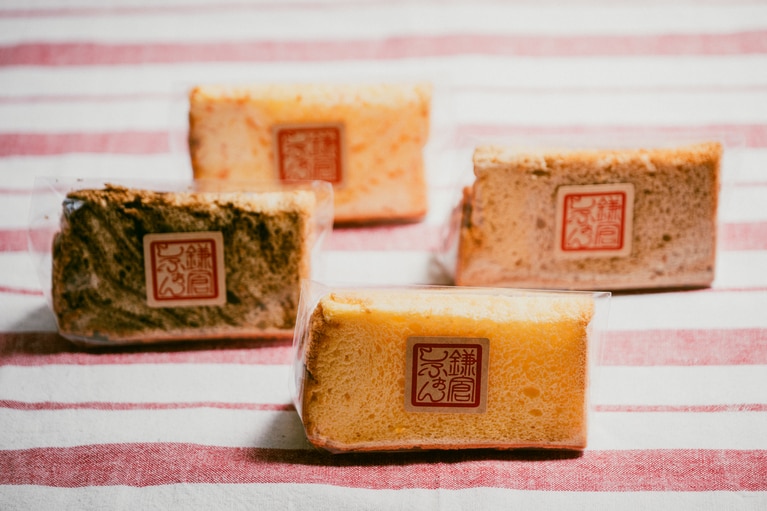 シフォンケーキ各360円。季節限定を含む常時6～8種類が並ぶ。