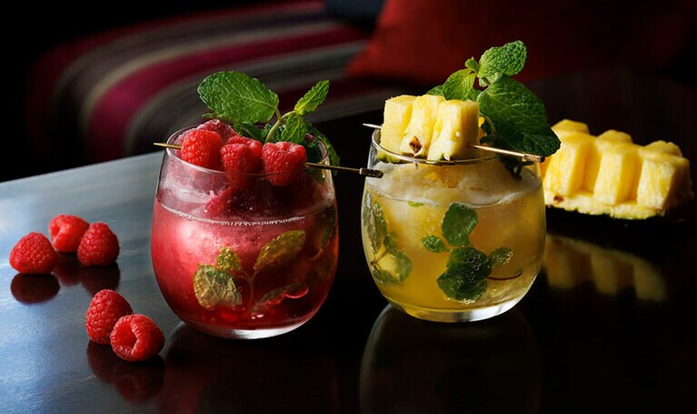 左から：「ラズベリーソルベモヒート」、「パイナップルソルベモヒート」各2,150円（サービス料込）。