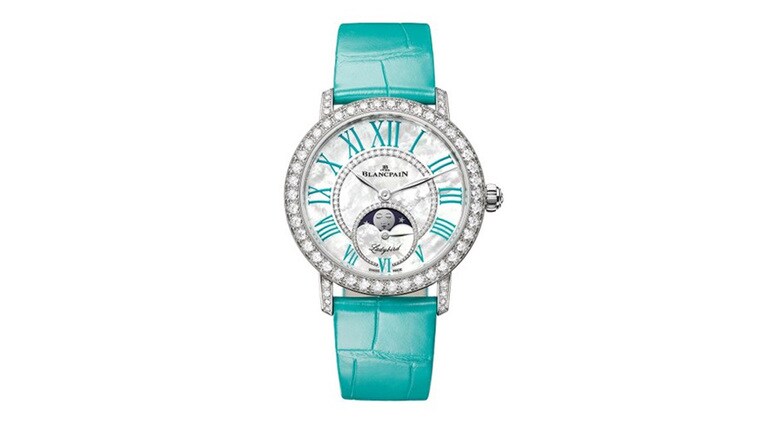 時代に合わせて進化するコレクション「レディバード」。このモデルは端正な佇まいや遊び心あるムーンフェイズの表情はそのままに、存在感あるケースサイズや鮮やかな色彩が加わり、アップデートされている。「レディバード カラーズ ムーンフェイズ」直径34.9mm、厚さ10.4mm（WG×アリゲーターストラップ）4,917,000円／ブランパン