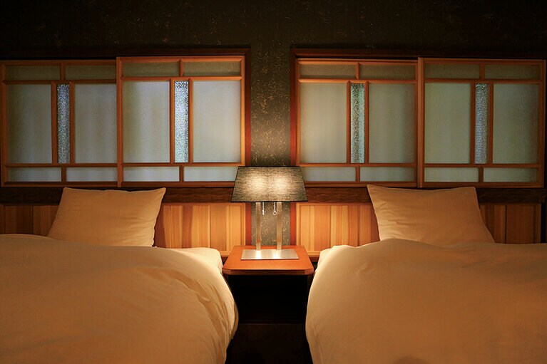 【ふるさとがしのばれる宿 角屋旅館】部屋は和室がメインでベッド付きは2室。5室には囲炉裏があり要望があれば火をおこしてくれる。