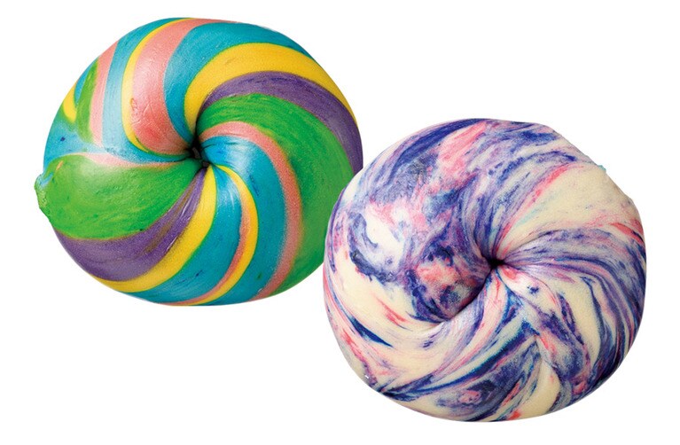 【NEW NEW YORK CLUB  BAGEL & SANDWICH SHOP】左から：レインボーカラーベーグル、ユニコーンベーグル 各378円(税込)。