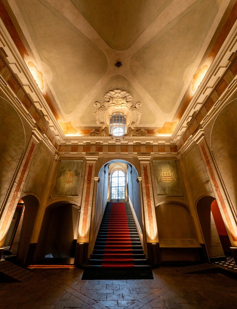 入り口をくぐるとすぐに圧倒的な偉容を誇るエントランスが。