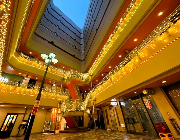 中央に吹き抜けがある不思議なつくり。電飾がすごい。