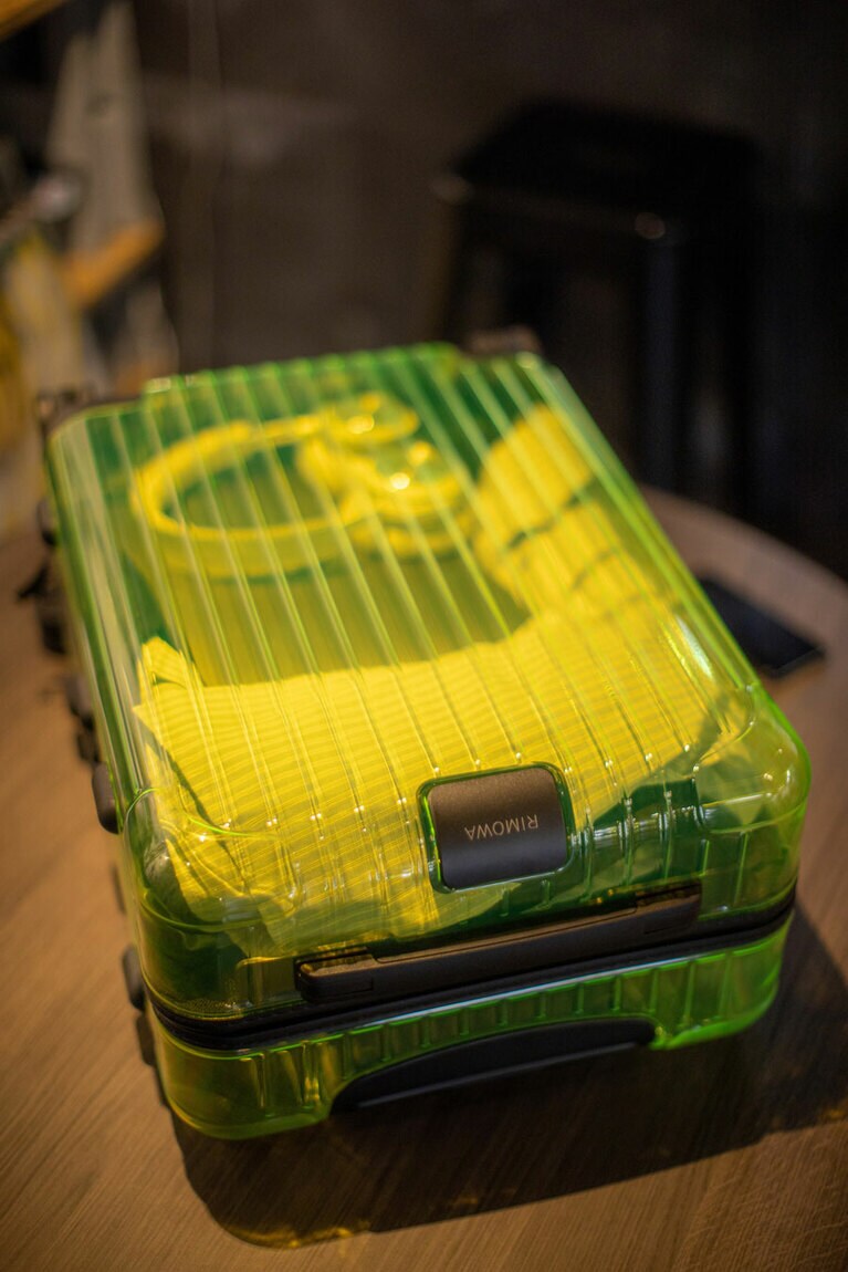 リモワ エッセンシャル ネオン キャビン H55×W39 ×D23cm 104,500円。