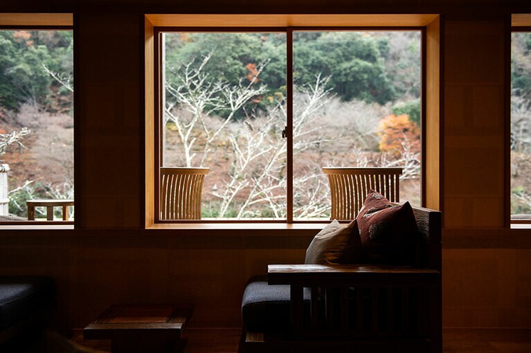 飲み物やお茶菓子といっしょにくつろげるライブラリーラウンジ。