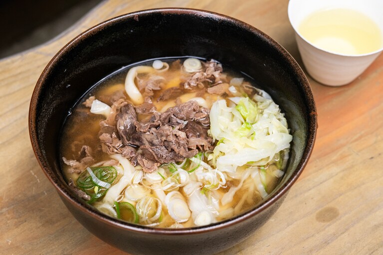 「吉田のうどん」は、歯ごたえのある麺が特徴。具は馬肉とキャベツ、ネギ。