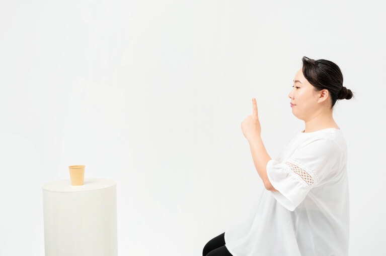 遠くに目印を置き近くで人差し指を立てる。