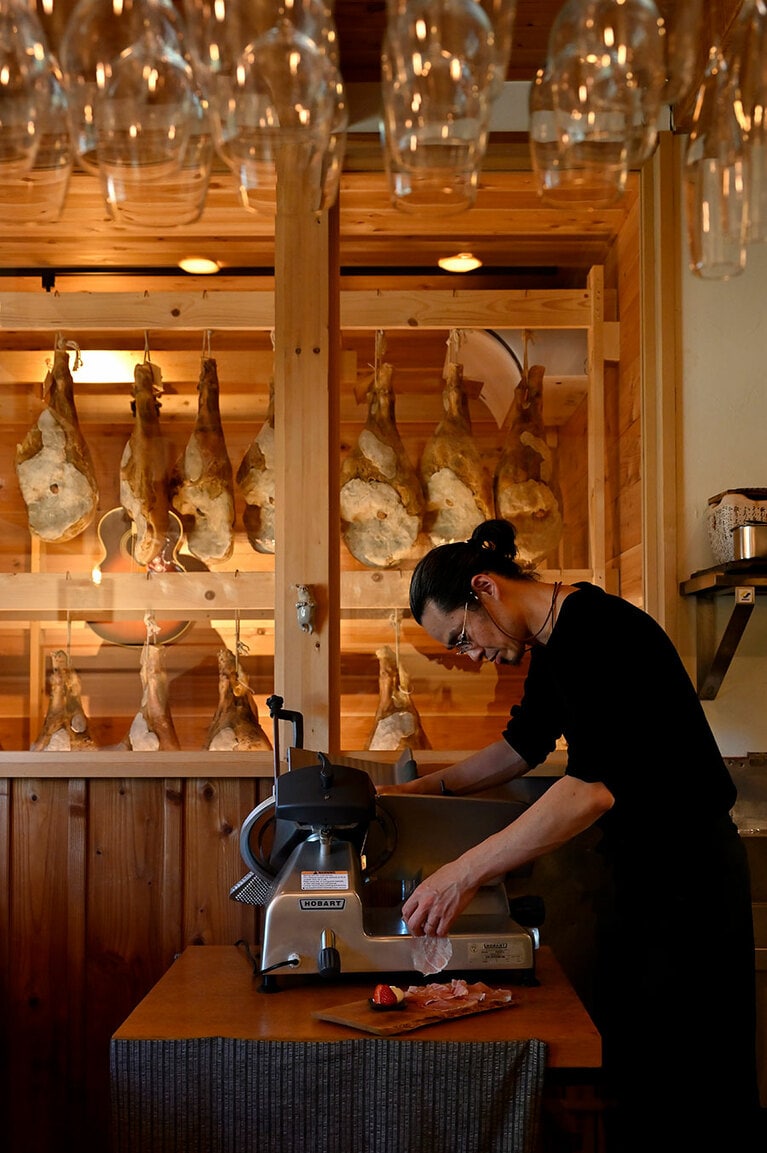 店の奥に生ハムがずらりと並ぶ。