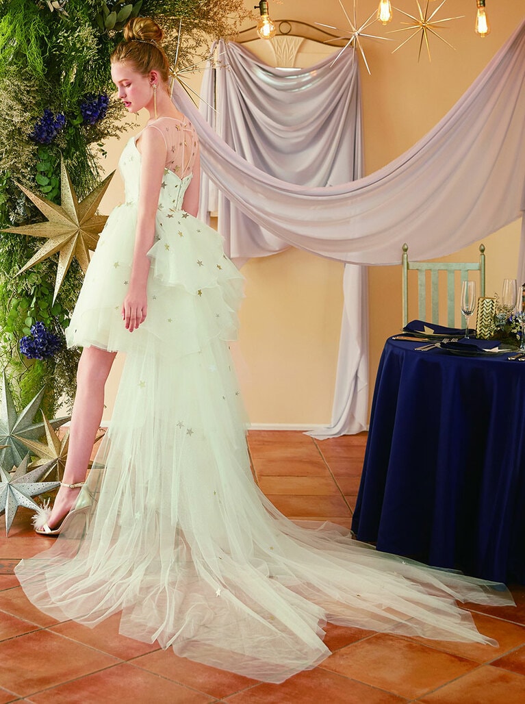 ティンカー・ベルをモチーフにしたドレスは、エアリーなデザインがチャーミングなグリーンカラーのドレスを含めて4種が誕生。ティンカー・ベルの可愛さや軽やかさ、キラキラ輝く妖精の粉の煌めきがイメージされている。(C)Disney