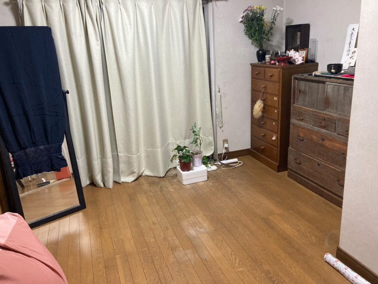 1回目の断捨離後、リビングの様子。最初はものだらけで床が見えず。