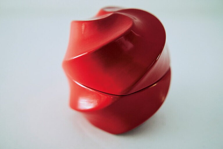 古美術商でもある同店では、超絶技巧の源流となった近代工芸や美術も扱う。人間国宝である木漆芸家・黒田辰秋の作品。