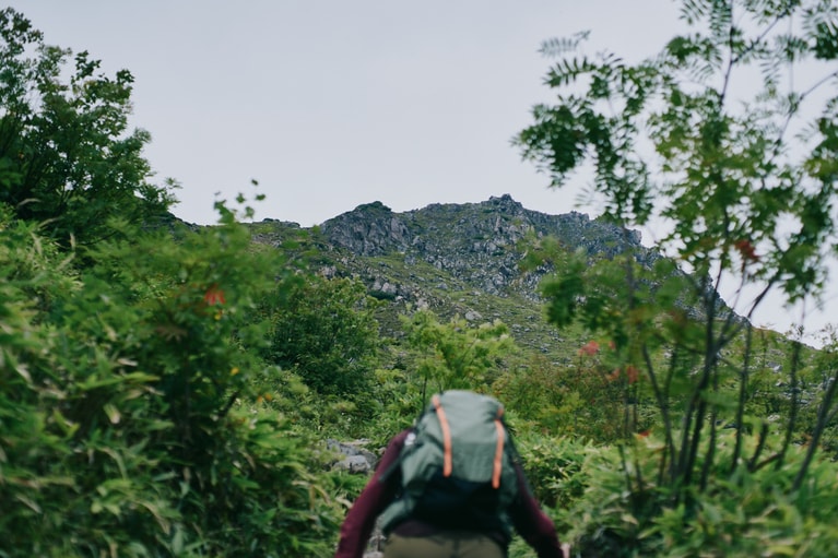 山頂へ続く道は急斜面。