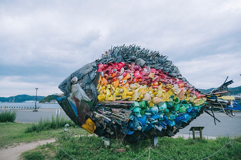 瀬戸内海で水揚げされるチヌ（クロダイ）を宇野港周辺で採取したゴミや不用品を集めて制作した「宇野のチヌ／淀川テクニック作」。口を大きく開けた「宇野コチヌ／淀川テクニック作」も近くに展示。