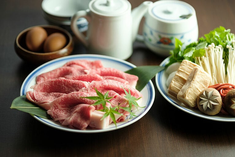 すき焼きは、まず肉を焼き、野菜を焼いていく。近江八幡名物の赤こんにゃくが添えられている。