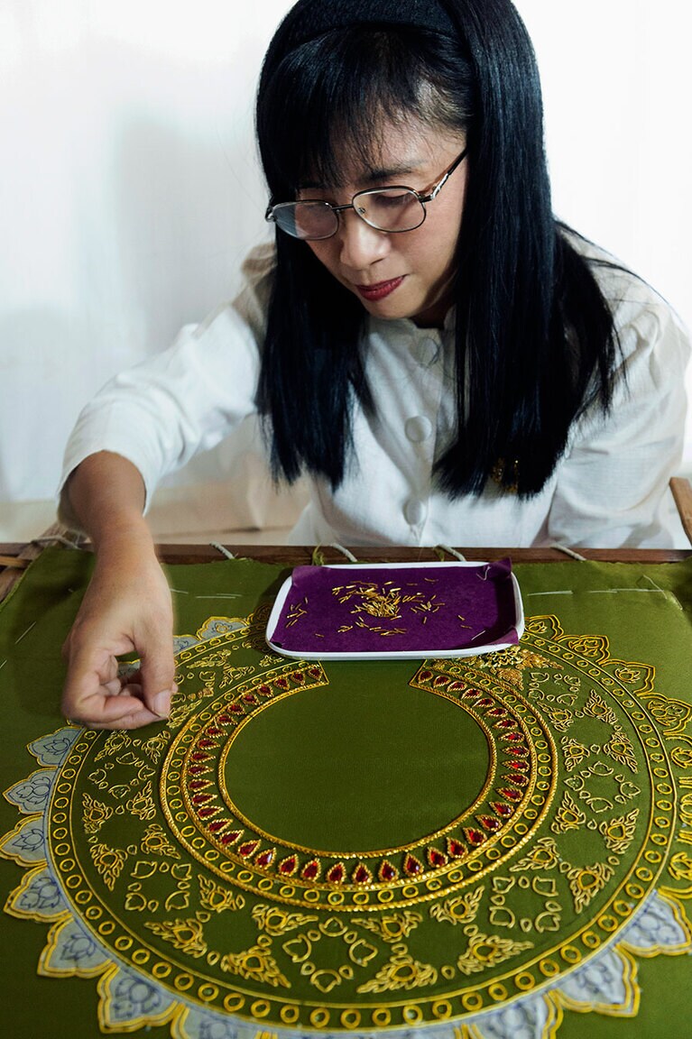 ピヨーロット・ブアルアンさん。20代後半、当時勤めていた医療機器メーカーの倒産を機に、王室の運営する手工芸学校に1年間通い、刺繡技術を習得。2023年7月26日（水）～30日（日）にバンコク国際貿易展示場で行われる「クラフツ・バンコク」に出品予定。